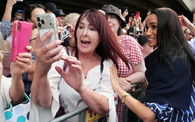 Meghan ima v Avstraliji očitno kar lepo število oboževalk in oboževalcev. Ti so naključni in ti so l