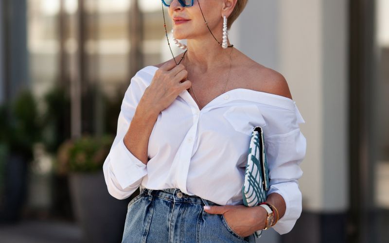 Bela srajca, jeans, kavbojke