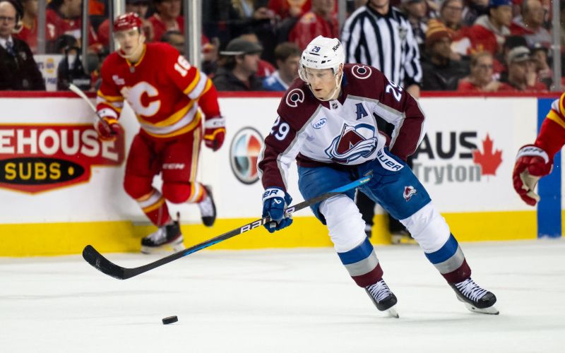 Nathan MacKinnon.jpg