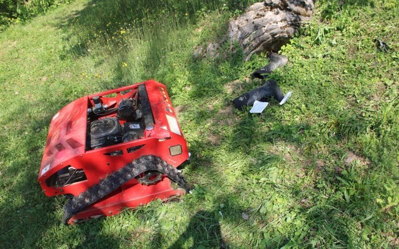 delovna-nesreca, robotska-kosilnica