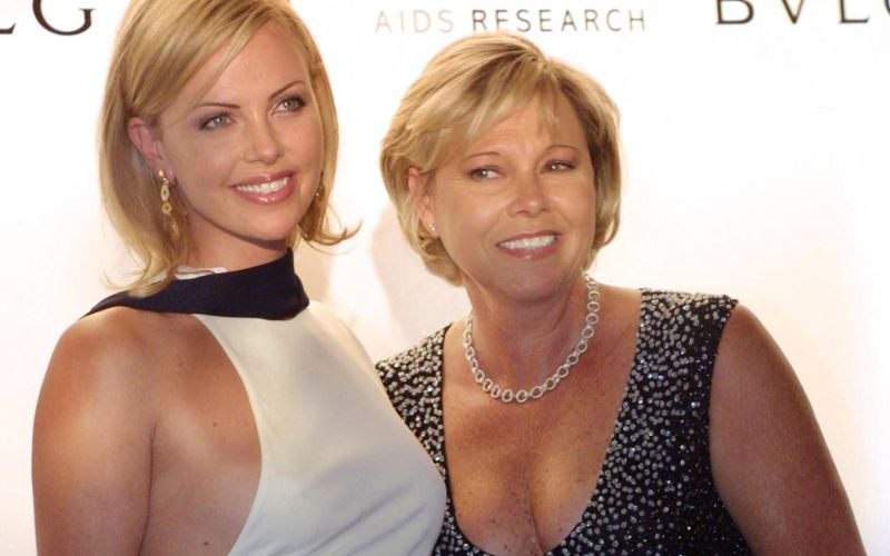 Charlize Theron z mamo Gerdo Maritz pred uradno večerjo dobrodelne organizacije amfAR, 31. avgusta 2001.