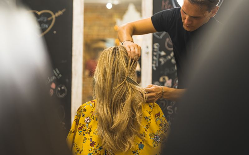 Dolgi lasje, frizer, striženje