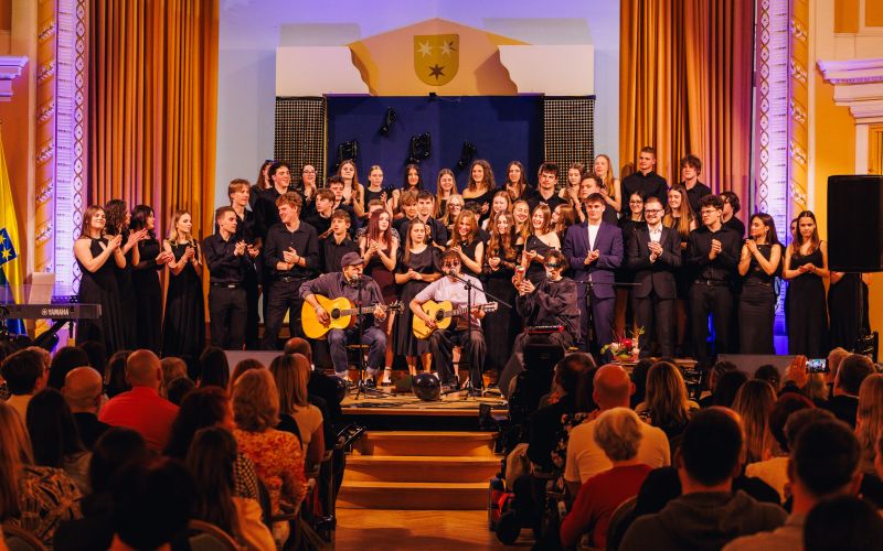 Vsi nastopajoči.jpg