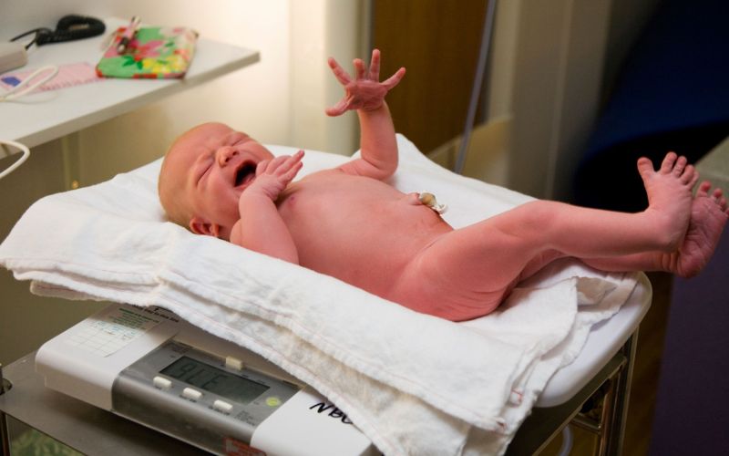 NOVOROJENČEK, TEŽA, TEHTANJE