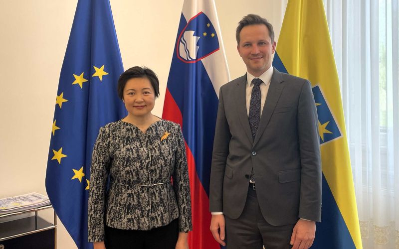 kitajska veleposlanica2.jpg