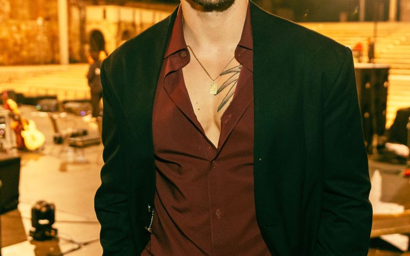 žan serčič, odpeta srajca (1).jpg