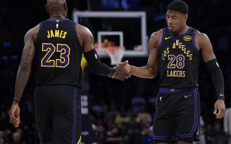 lebron james rui hachimura.jpg