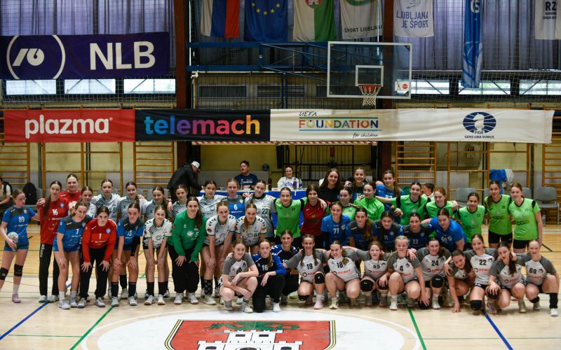 Plazma - Udeleženke rokometnega turnirja.jpg