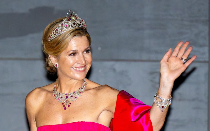 Máxima Nizozemska ima rada močne barve ... In to je spet dokazala s to obleko, ki je stara skoraj 20