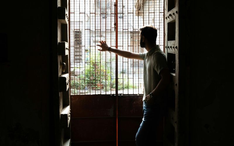 čakanje ob železnih vratih