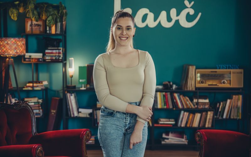 tjaša-vrečič, kavč, podkast