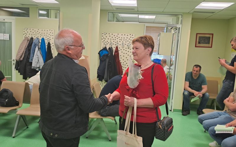 Predsednik KORK Šmarjeta Janez Turk čestita Mariji Zalokar.jpg