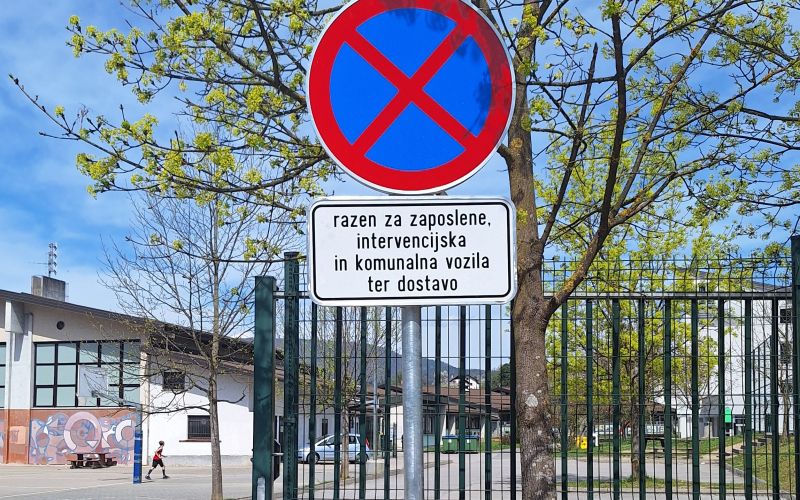 Gimnazija Litija parkiranje.jpg