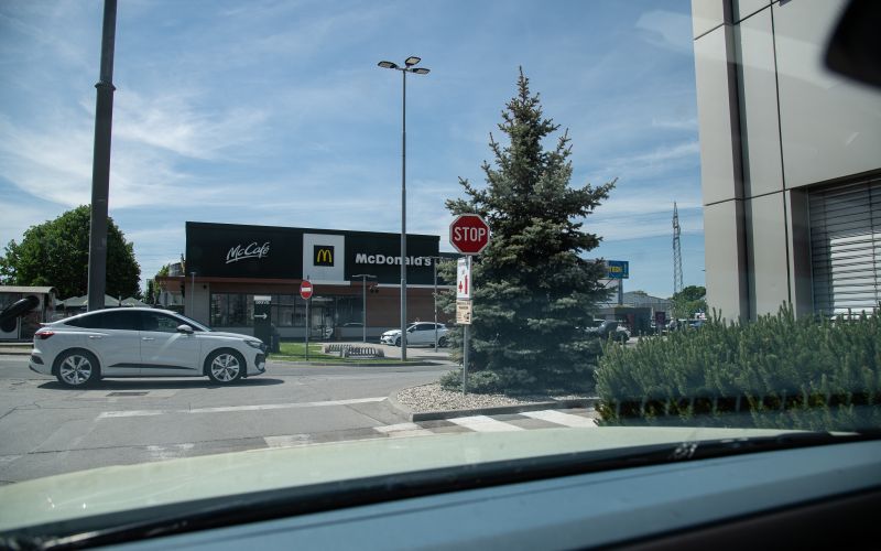 parkirišče-btc, poškodovano-vozišče, poškodovan-asfalt, udarne-jame