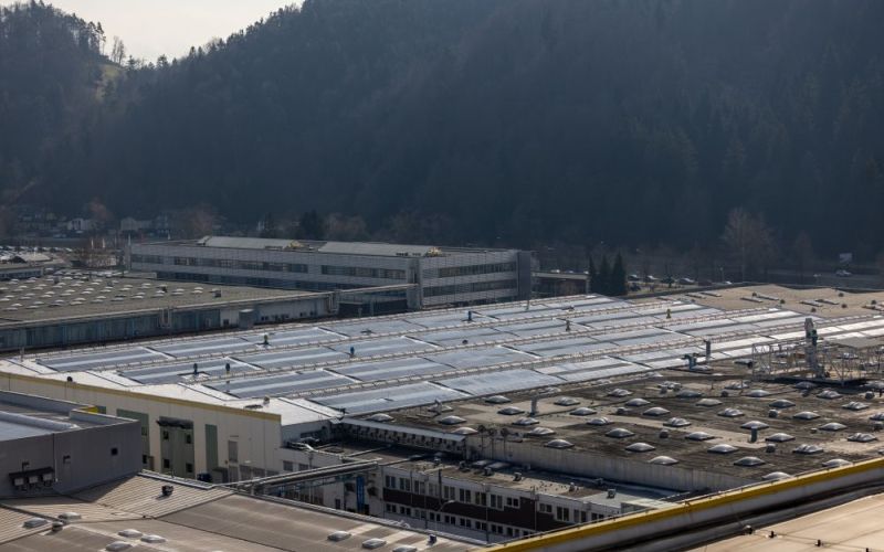 V proizvodnem obratu v Velenju so na obstoječih strešnih površinah namestili dodatnih 4,4 MW sončnih fotovoltaičnih sistemov.