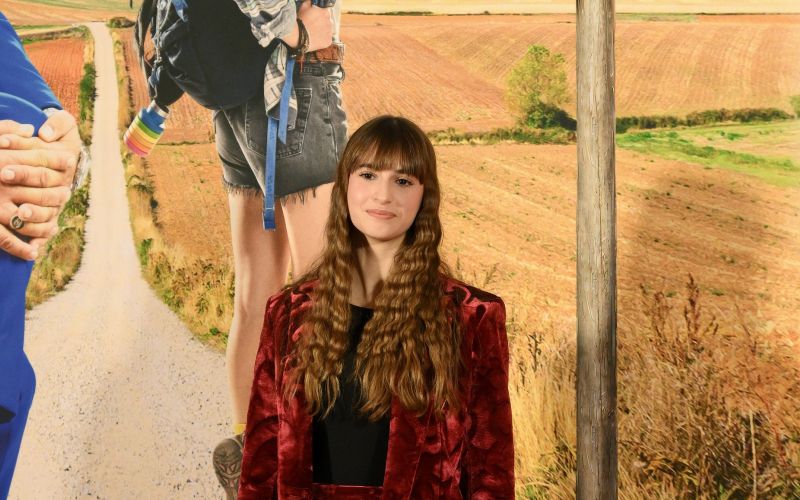 18-letna Letizia Arnò igra hčerko, ki se na skrivaj odpravi na camino.