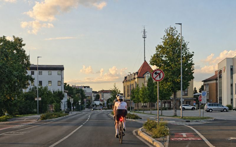 simbolična, cestni-kolesarji, s-kolesom-po-cesti, promet, cestno-kolesarstvo