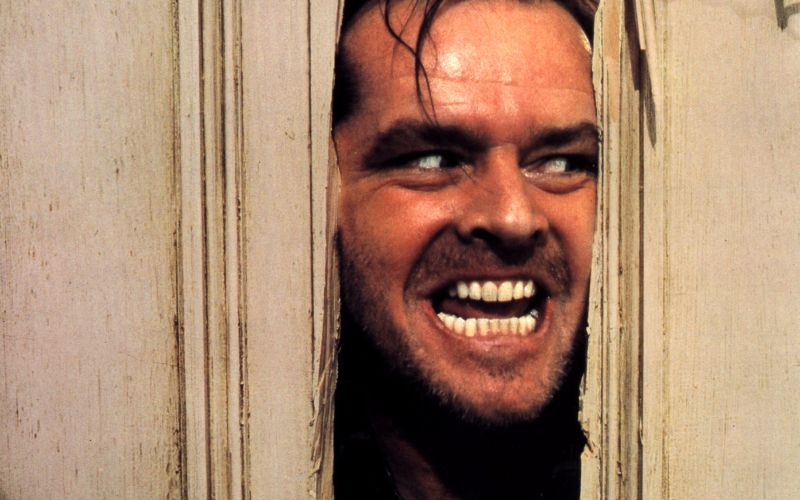 Rojstvo ikoničnega norca. Ker je bil Jack Nicholson v mlajših letih prostovoljni gasilec in je bil s sekiro zelo spreten. Uničil je 60 vrat.