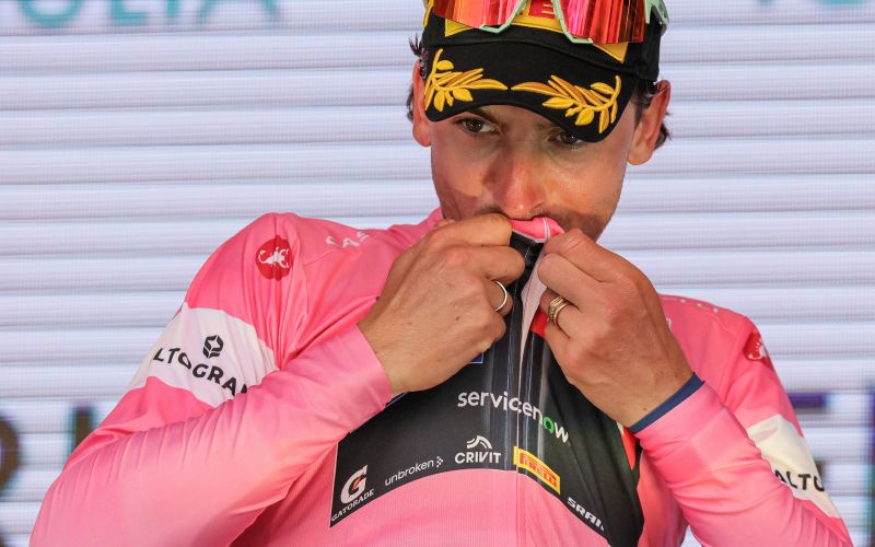 giulio ciccone maglia rosa.jpg