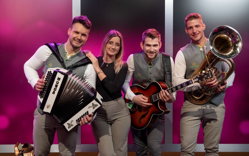 Hmelbojsi s priredbo polke »Že dolga leta«
