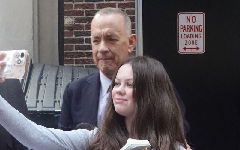 Tom Hanks sredi Manhattna ni skrival dobre volje. Ko je opazil navdušene obraze, se je takoj ustavil in z značilnim humorjem nagovoril mimoidoče.