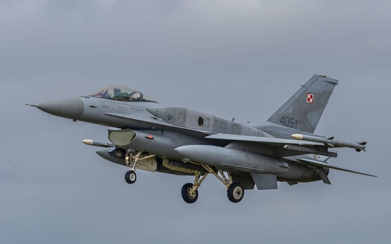 f-16.jpg