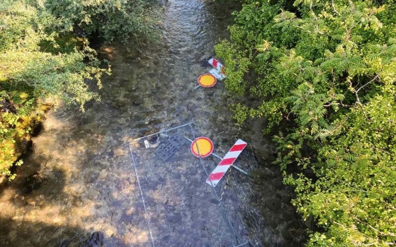 potok belica, bohinjska bistrica, prometni znak.jpg