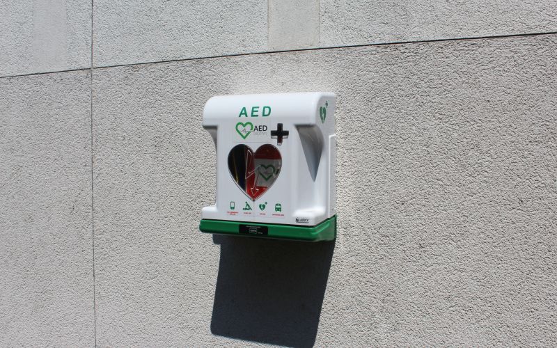 AED naprava, defibrilator