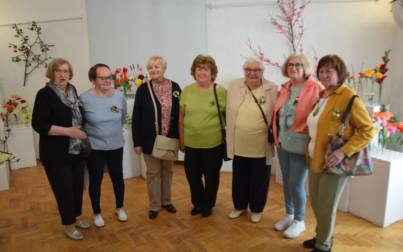 skupina-rozice, papirnate-roze, pomurski-muzej, cvetoca-tradicija