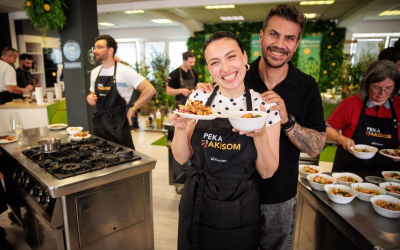 Pevka Mia Guček ob postavnem grškem chefu Akisu