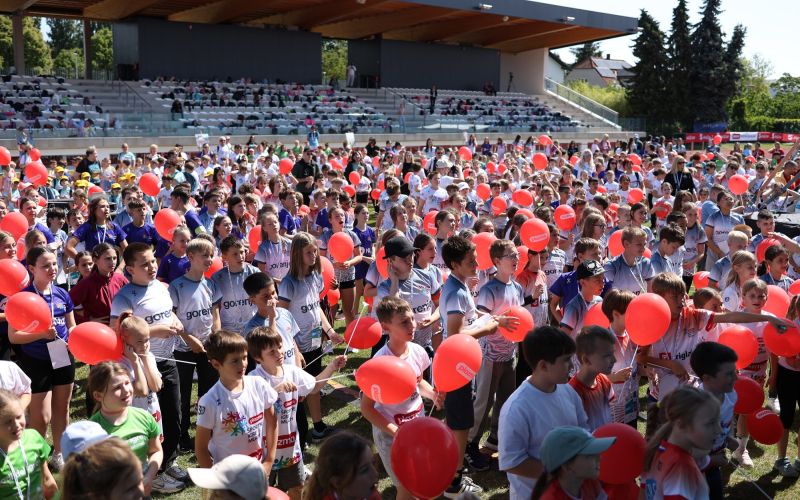 množica otrok na stadionu Poljane