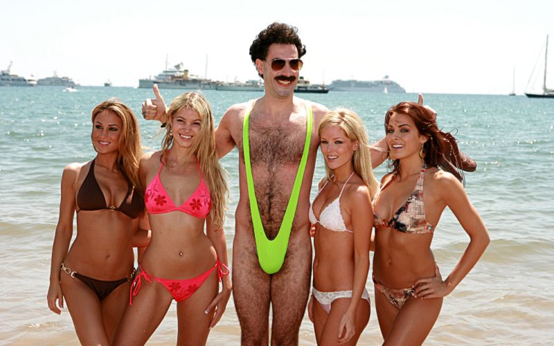 Sacha Baron Cohen kot legendarni kazahstanski novinar Borat, ki je s svojim prvim filmom postal globalni fenomen in si prislužil celo nominacijo za oskarja.