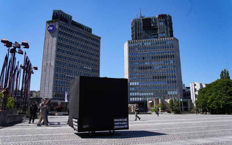 crna kocna black cube dz.jpg