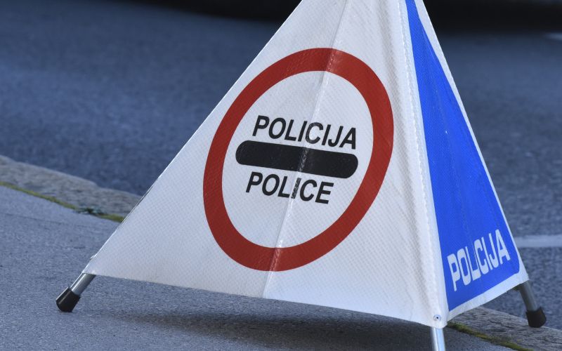 policija znak trikotnik nesreca.jpg