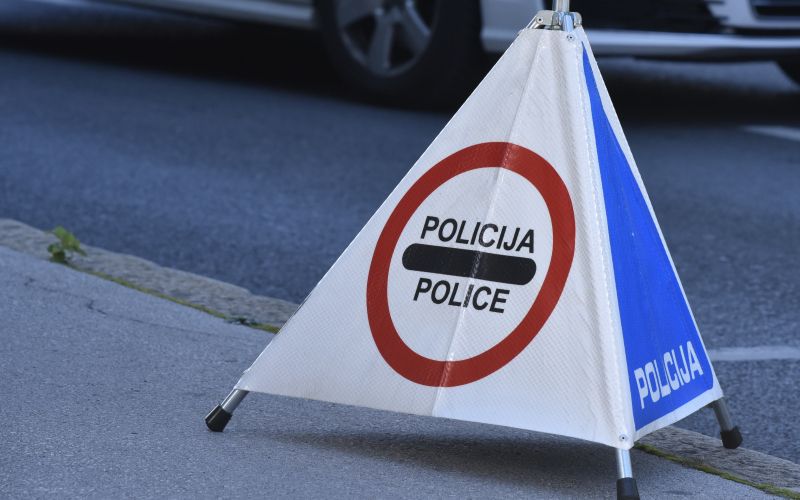 policija znak trikotnik nesreca.jpg