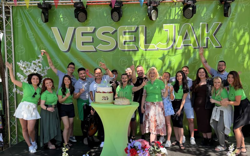 Najbolj sladek trenutek dneva: Veseljak upihnil svečke za 30. rojstni dan