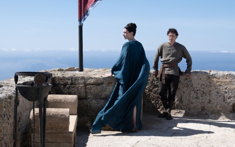 Anne Hathaway kot Penelopa, ki je po mnenju Emily Wilson v Nolanovi priredbi izgubila preveč pomena, da bi lahko prepričljivo ostala srce zgodbe o vrnitvi domov.