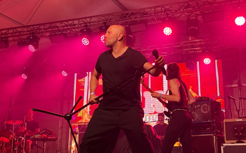 Kiki Rahimovski se je po desetih letih vrnil na slovenske odre in že od prvih minut pokazal, da njegova zgodba ni le nadaljevanje slavne dediščine, temveč popolnoma samostojna glasbena pot.
