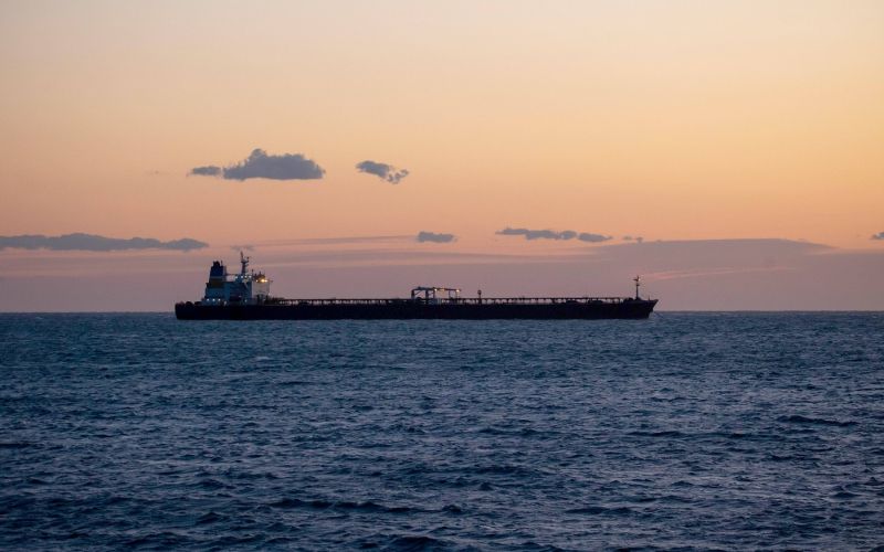 tanker, flota v senci
