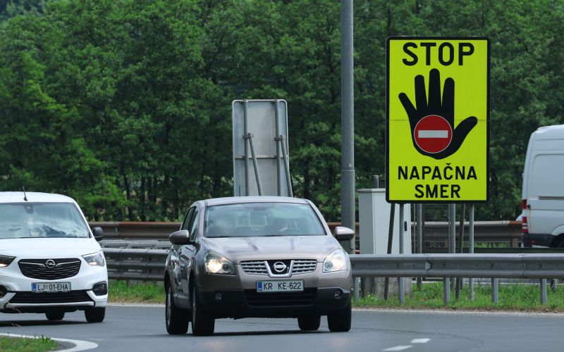 napačna smer, avtocesta, prometni znak, vidljivost