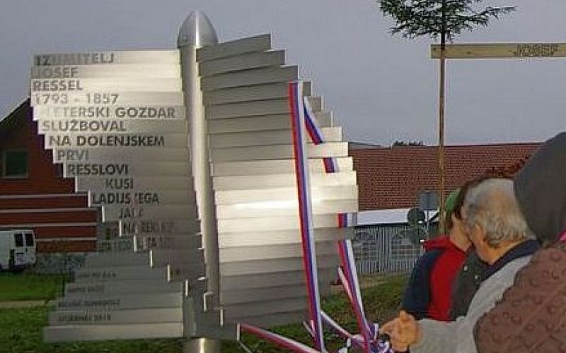 Takole je izgledala replika zdaj že ukradenega Ressovega vijaka
