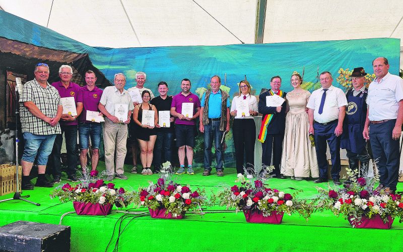 člani društva vinogradnikov Šmartno ob Paki - dobitniki priznanj.jpg