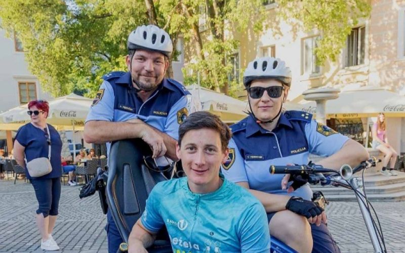 Policisti v Deželi junakov