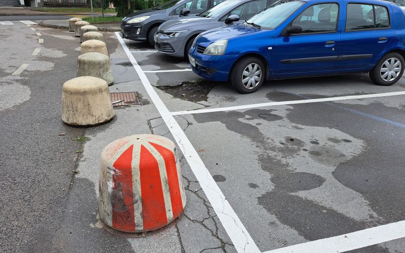 vevce, parkirisce, poskodba, mercator