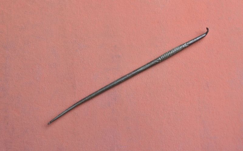 Bronasta okrašena igla tipa stilus z Zidanega gabra na Gorjancih (6. stoletje)