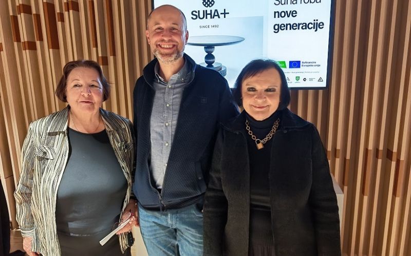 SUHA+ kot ženski pridevnik