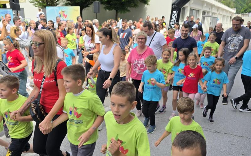 Letos se je Skazinega teka Otrok otroku udeležilo rekordno število otrok, saj je za dober namen teklo več kot 400 malih tekačev, ker zmagamo, ko si pomagamo..jpg