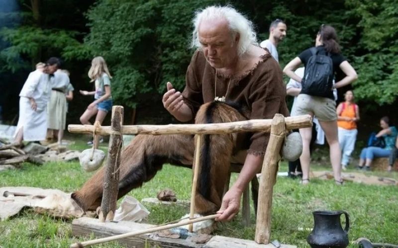Veščine iz davnine pred Ajdovsko jamo – od prazgodovine do ljudskih šeg