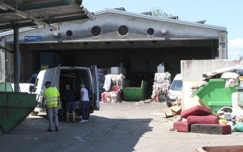 Leta 2003 odprti Zbirno reciklažni center na Cikavi