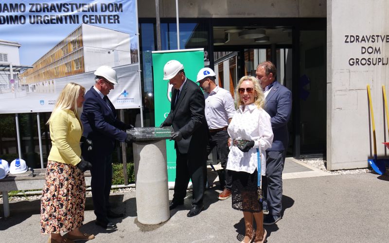 slovesno-polozen-temeljni-kamen-za-nadzidavo-zdravstvenega-doma-grosuplje